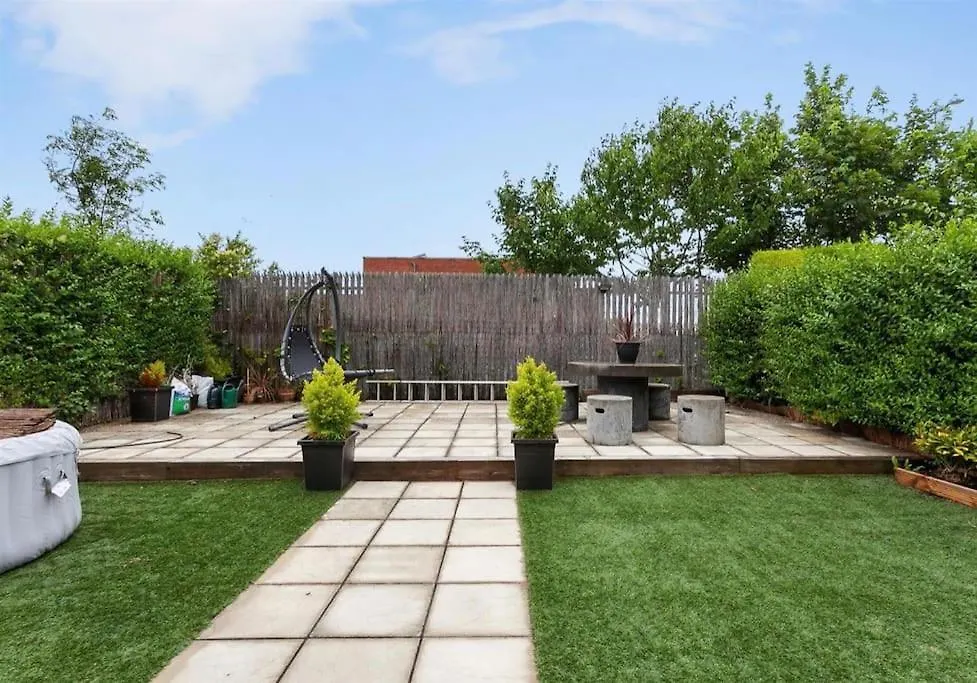 Modern Home 10 Mins To Belfast City بيت للعطل