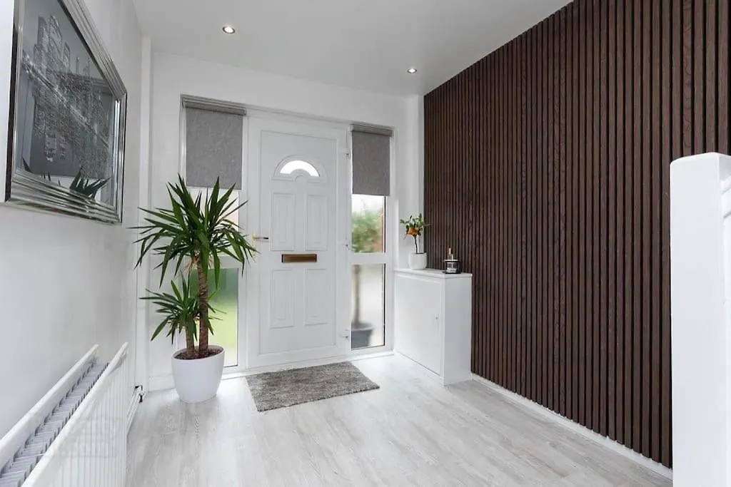 Modern Home 10 Mins To Belfast City بيت للعطل