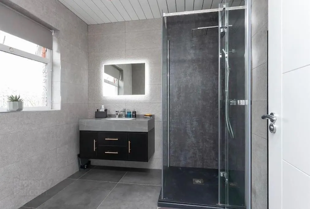 Modern Home 10 Mins To Belfast City